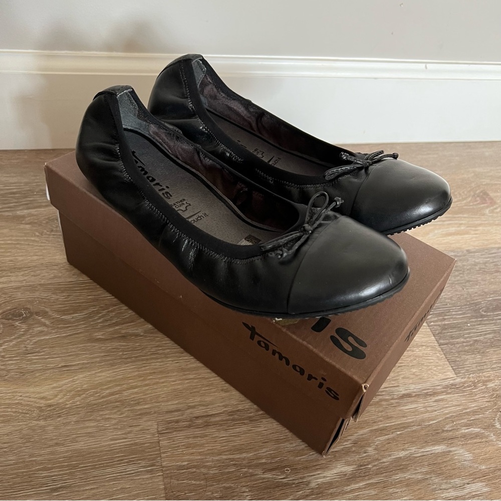 NEW with Box Tamaris Women’s 22110 Flats Black Leather Size 8